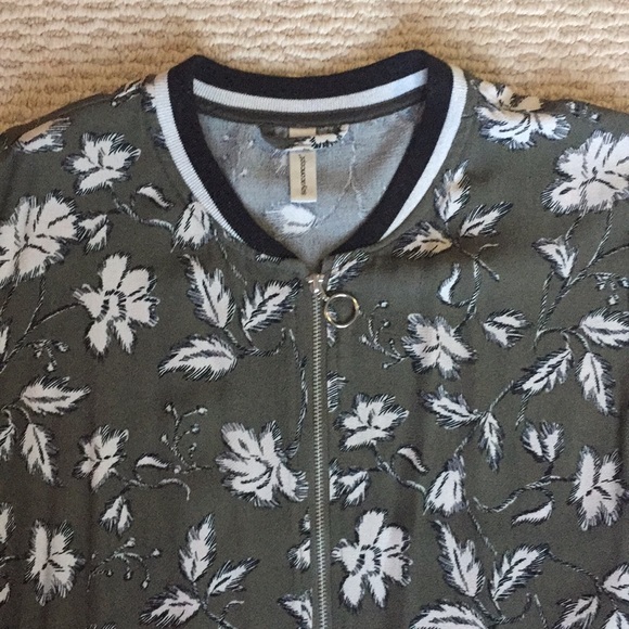 Light viscose bomber jacket - Picture 2 of 4